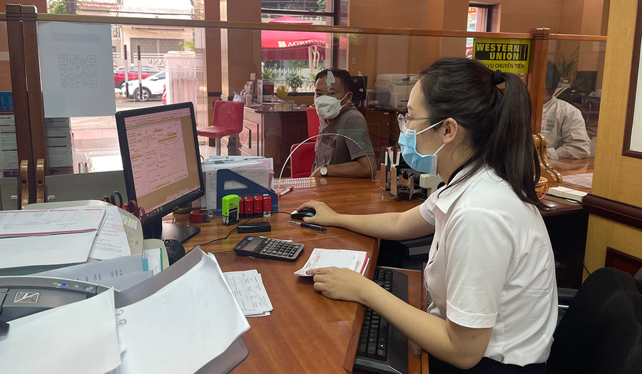 Các chi nhánh ngân hàng thương mại đã tích cực triển khai các chương trình huy động vốn với lãi suất hấp dẫn để thu hút nguồn vốn nhàn rỗi. Ảnh: Sơn Ca