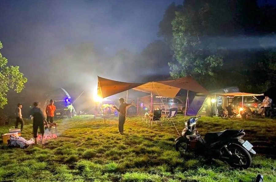 Cắm trại, thưởng thức không khí trong lành ở một nơi vắng vẻ là lựa chọn của nhiều du khách khi đến với đại ngàn Tây Nguyên. Ảnh: Thanh Xuân