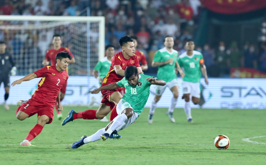 U23 Indonesia (bìa phải) tỏ ra lép vế trước đội chủ nhà. Ảnh: Văn Hữu