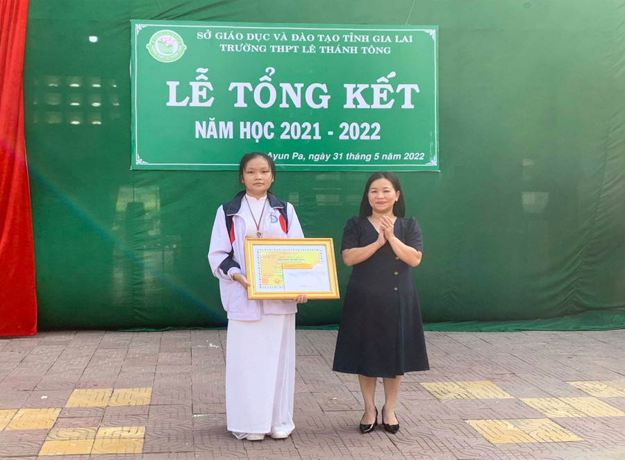 Thừa ủy quyền của Bộ trưởng Bộ Thông tin và Truyền thông, bà Lê Thị Thu Hương-Phó Giám đốc Sở Thông tin và Truyền thông Gia Lai trao bằng chứng nhận và giải thưởng "Cây bút triển vọng" cho em Huỳnh Thị Như Hằng. Ảnh: Vũ Chi Thừa ủy quyền của Bộ Thông tin và Truyền thông, bà Lê Thị Thu Hương-Phó Giám đốc Sở Thông tin và Truyền thông trao bằng chứng nhận và giải thưởng Cây bút triển vọng cho em Huỳnh Thị Như Hằng. Ảnh: Vũ Chi