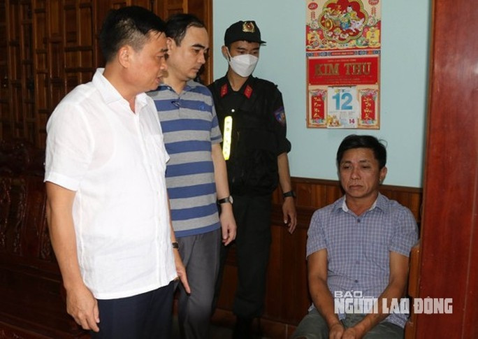 Đại tá Lê Văn Hóa - Phó giám đốc Công an tỉnh, Thủ trưởng Cơ quan An ninh điều tra Công an tỉnh Quảng Bình - trực tiếp chỉ đạo phá án và bắt giữ Nguyễn Văn Thụ Đại tá Lê Văn Hóa - Phó giám đốc Công an tỉnh, Thủ trưởng Cơ quan An ninh điều tra Công an tỉnh Quảng Bình - trực tiếp chỉ đạo phá án và bắt giữ Nguyễn Văn Thụ