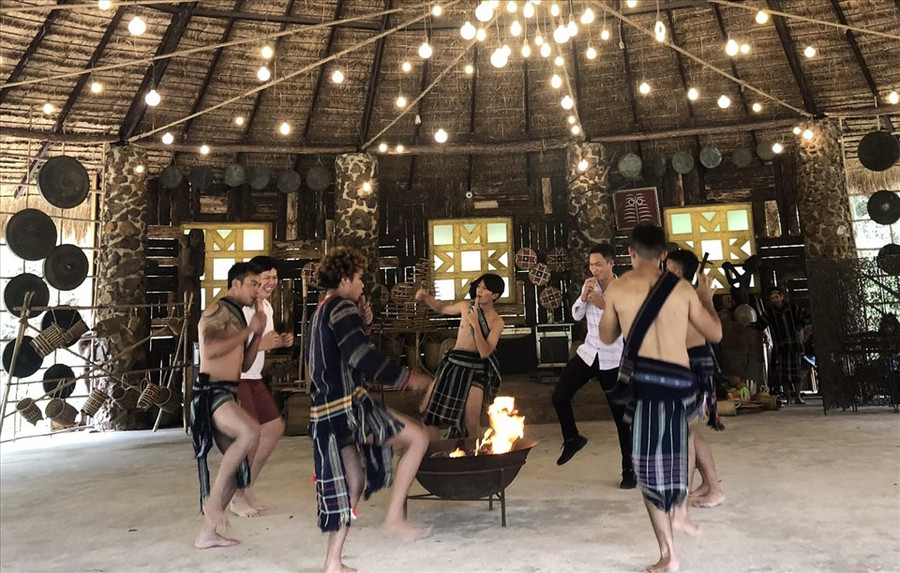 Các thành viên trong câu bộ cồng chiêng thị trấn Lạc Dương chủ yếu là người trẻ (từ 18 đến 35 tuổi) đam mê gìn giữ văn hoá truyền thống.