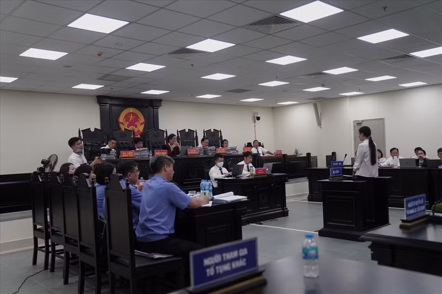  Toàn cảnh phiên toà xét xử 14 bị cáo trong vụ án “Buôn bán hàng giả là thuốc chữa bệnh“. Ảnh: V.D