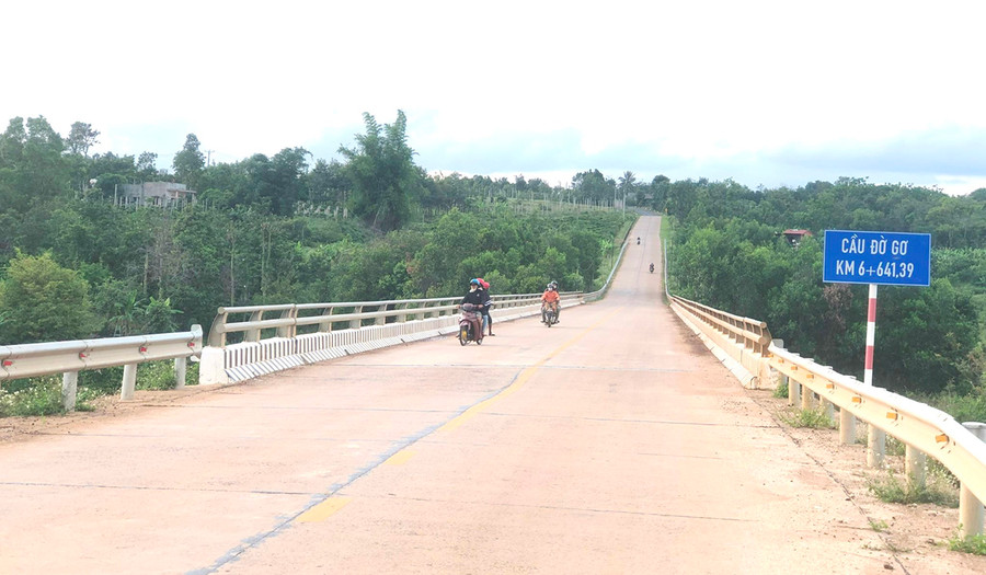 Cầu Đờ Gơ bắc qua sông Ayun nối gần hơn 5 xã phía Nam về trung tâm huyện Mang Yang. Ảnh: Đinh Yến