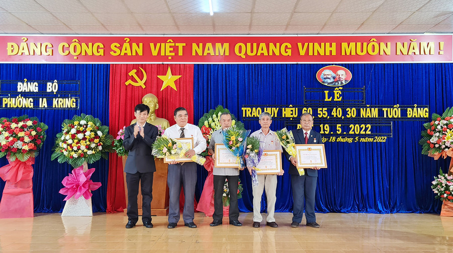  Phó Bí thư Thành ủy-Chủ tịch UBND TP. Pleiku Đỗ Việt Hưng trao Huy hiệu 40 năm tuổi Đảng cho đảng viên thuộc Đảng bộ phường Ia Kring (TP. Pleiku).