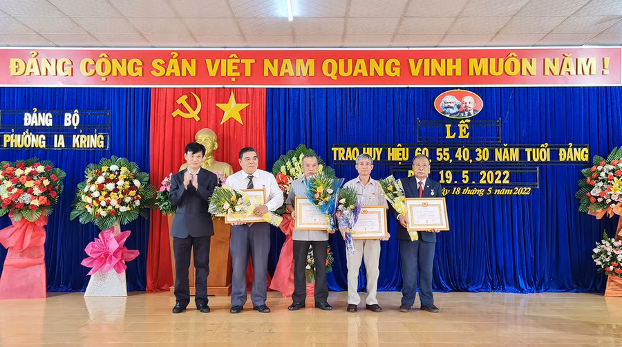  Phó Bí thư Thành ủy-Chủ tịch UBND TP. Pleiku Đỗ Việt Hưng trao Huy hiệu 40 năm tuổi Đảng cho đảng viên thuộc Đảng bộ phường Ia Kring (TP. Pleiku).