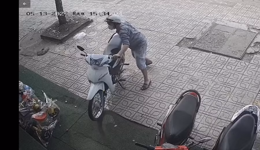 Đối tượng trộm xe máy bên trong cốp xe có 300 triệu tiền mặt và sổ tiết kiệm 2,7 tỉ đồng.
