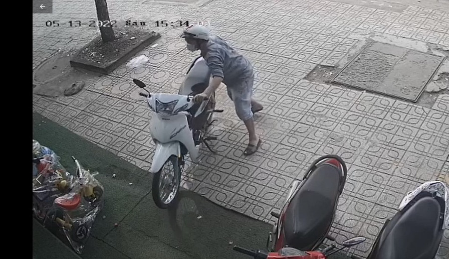 Đối tượng trộm xe máy bên trong cốp xe có 300 triệu tiền mặt và sổ tiết kiệm 2,7 tỉ đồng.