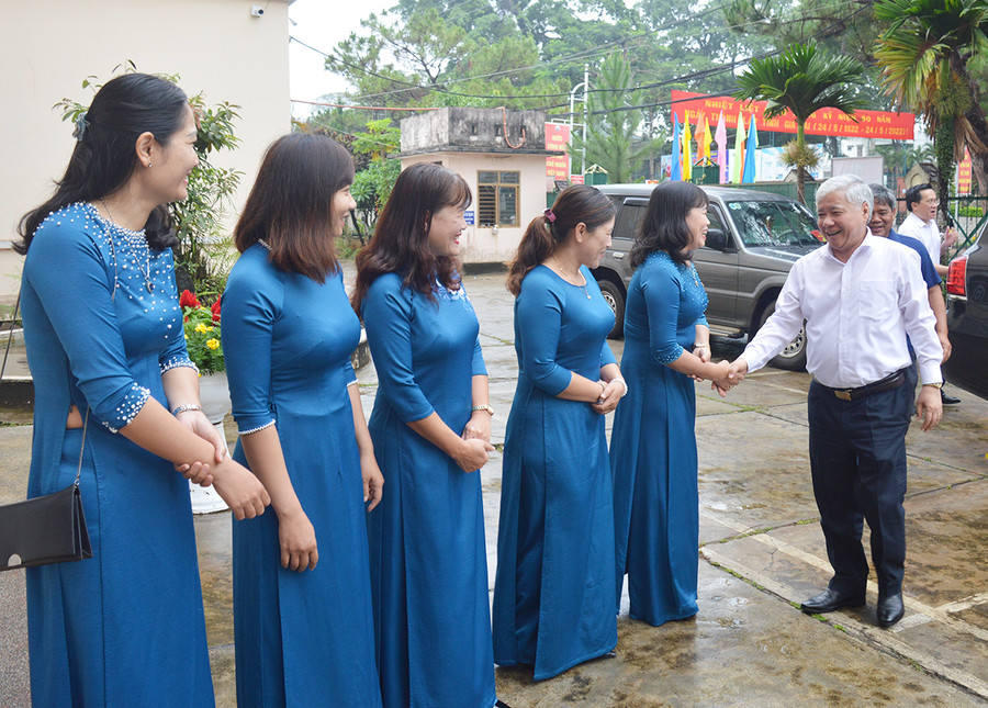 Chủ tịch Ủy ban Trung ương MTTQ Việt Nam Đỗ Văn Chiến thăm Ủy ban MTTQ Việt Nam tỉnh. Ảnh: Anh Huy Chủ tịch Ủy ban Trung ương MTTQ Việt Nam thăm Ủy ban MTTQ Việt Nam tỉnh. Ảnh: Anh Huy