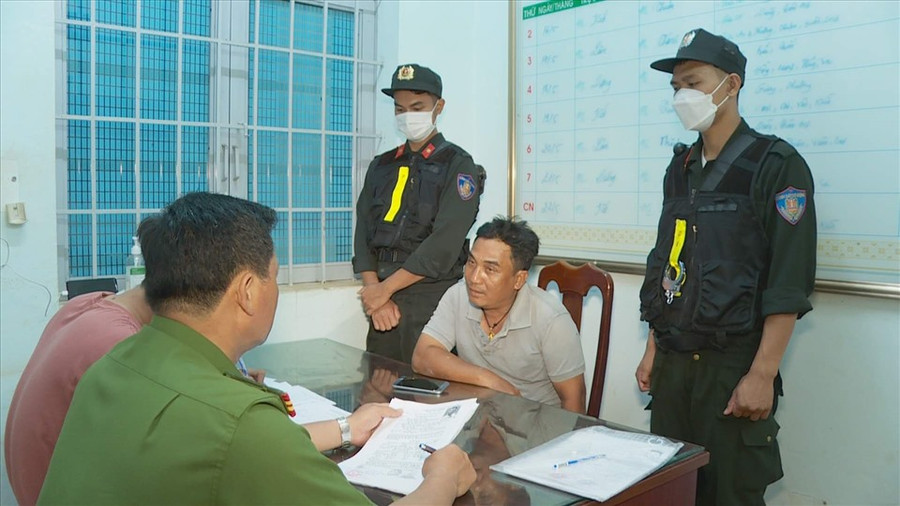 Đối tượng Trần Văn Thưởng tại trụ sở cơ quan Công an. Ảnh: T.X