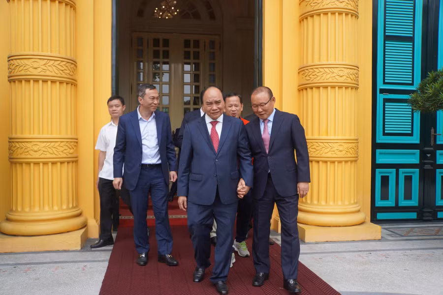 Chủ tịch nước và HLV Park Hang-seo. Ảnh: Gia Hân