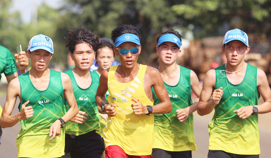 "Dị nhân" Nguyễn Văn Long (đeo kính) đã hoàn thành chặng đường đầy thử thách. Ảnh: Văn Ngọc  Nguyễn Văn Long (đeo kính) đã hoàn thành chặng đường đầy thử thách. Ảnh: Văn Ngọc