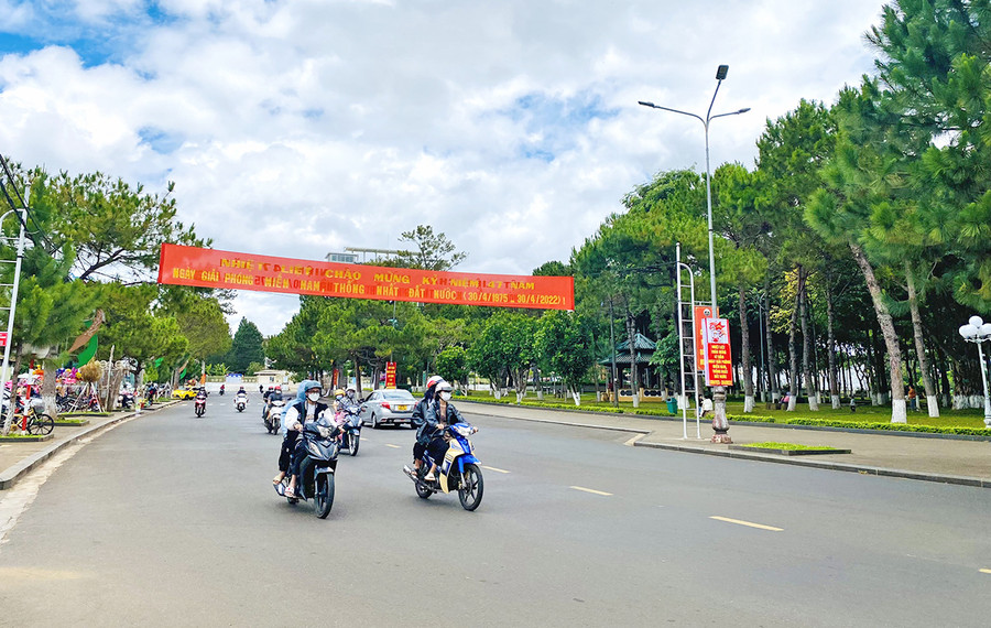 Bằng cách riêng của mình, người Gia Lai đã có một kỳ nghỉ đầy ấm áp, vui tươi, yên bình bên gia đình và bạn bè. Ảnh