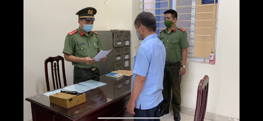 CQĐT đọc quyết định khởi tố bị can Đinh Quang Hòa. Ảnh: CACC CQĐT đọc quyết định khởi tố bị can Đinh Quang Hòa. Ảnh: CACC
