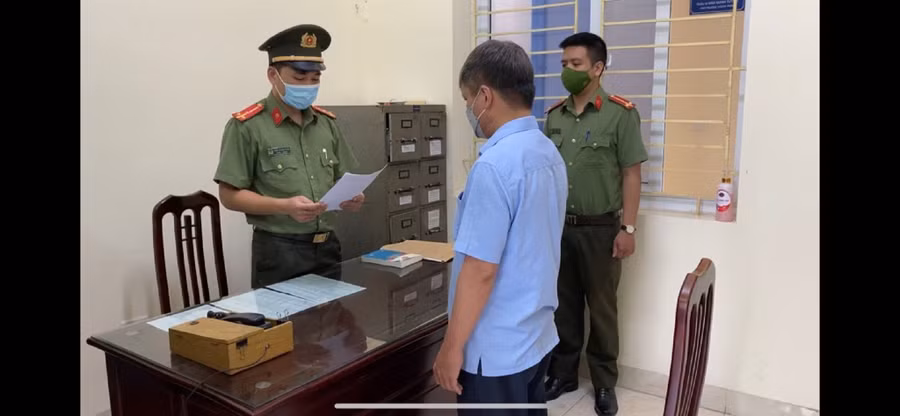 CQĐT đọc quyết định khởi tố bị can Đinh Quang Hòa. Ảnh: CACC