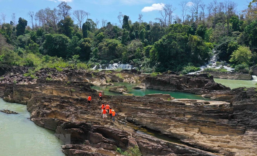 Du khách đi bộ trên những triền đá núi lửa cổ xưa ở cụm thác Gia Long-Dray Nur, tỉnh Đắk Lắk. Ảnh: Hoài Thu/TTXVN Du khách đi bộ trên những triền đá núi lửa cổ xưa ở cụm thác Gia Long-Dray Nur, tỉnh Đắk Lắk. Ảnh: Hoài Thu/TTXVN