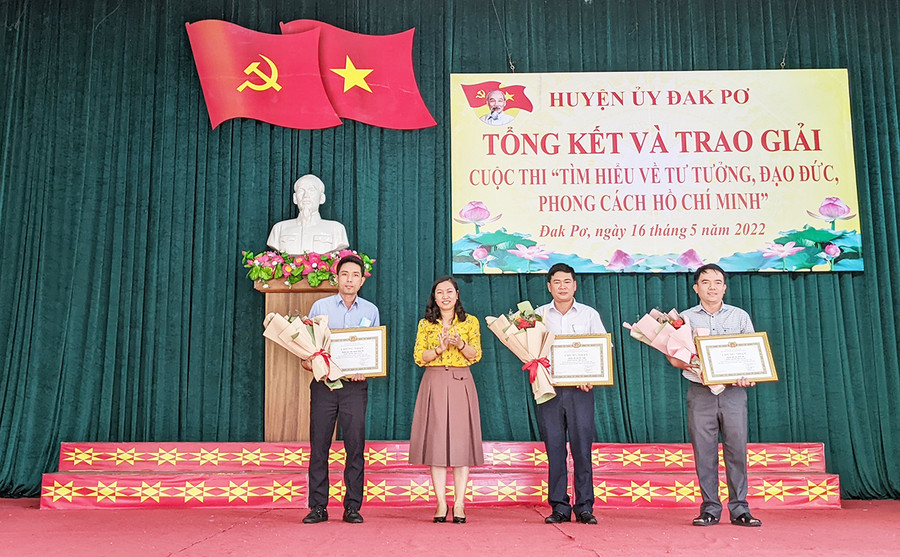 Ban tổ chức trao giải cho 3 tập thể có thành tích tốt trong công tác triển khai cuộc thi. Ảnh: Nguyễn Hiền Ban tổ chức trao giải cho 3 tập thể có thành tích tốt trong công tác triển khai cuộc thi. Ảnh: Nguyễn Hiền