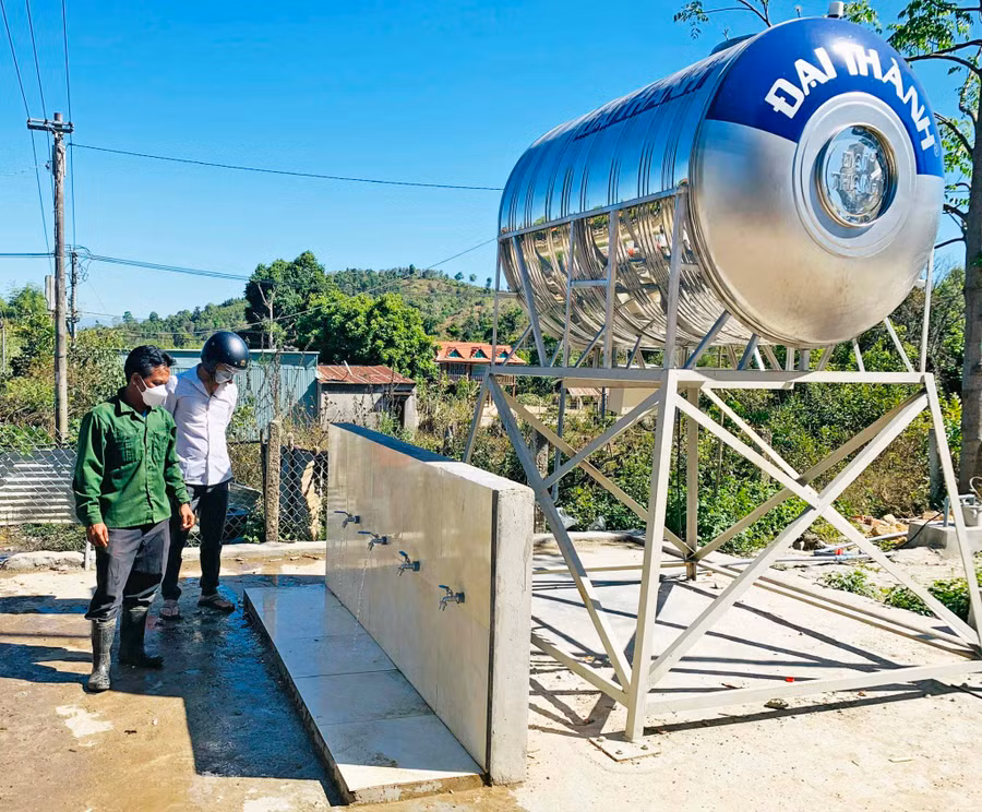 Người dân ở xã Đak Tơ Ve (huyện Chư Păh) phấn khởi khi công trình hoàn thành. Ảnh: Hồng Thương