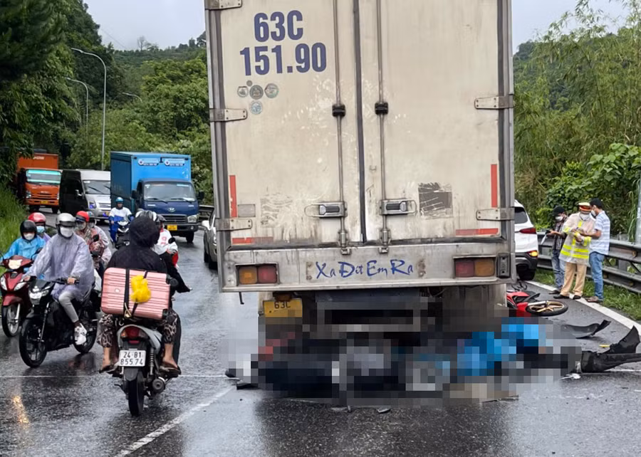 Sau cú tông mạnh của xe ô tô 7 chỗ, 3 chiếc xe máy đã bị đẩy vào gầm xe tải đang lưu thông cùng chiều phía trước.