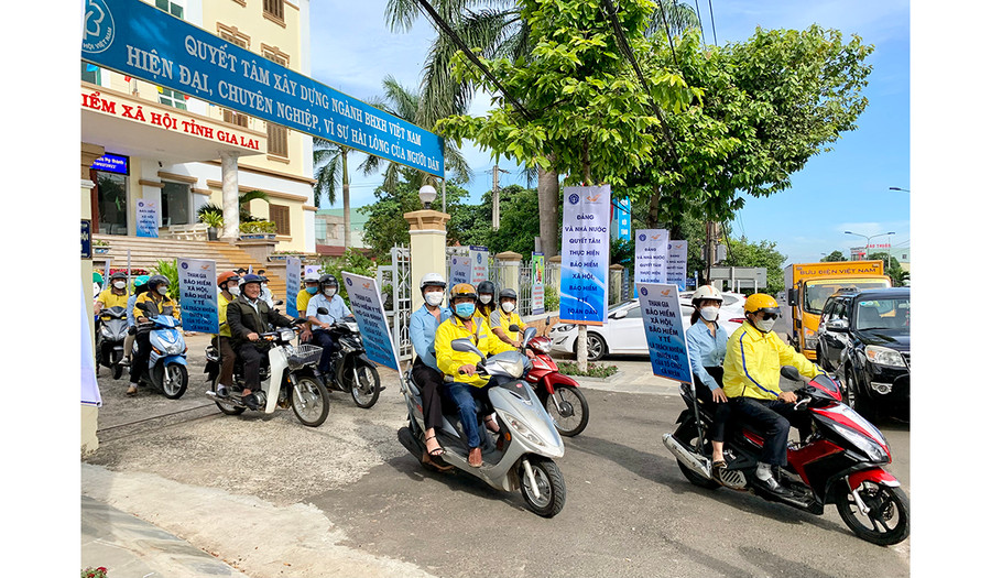  Sau lễ ra quân, BHXH Gia Lai phối hợp với Bưu điện tỉnh tổ chức diễu hành, tuyên truyền, tư vấn lưu động các chính sách BHXH, BHYT dọc các tuyến đường chính trên địa bàn TP. Pleiku. Ảnh: Như Nguyện