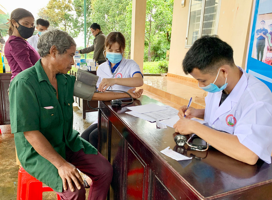  Các bác sĩ trong Câu lạc bộ Thầy thuốc trẻ huyện Chư Păh khám bệnh cho người dân xã Ia Kreng sáng 22-5. Ảnh: Như Nguyện
