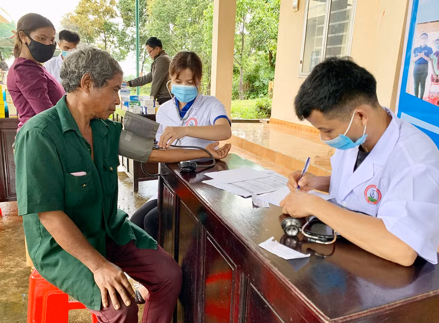  Các bác sĩ trong Câu lạc bộ Thầy thuốc trẻ huyện Chư Păh khám bệnh cho người dân xã Ia Kreng sáng 22-5. Ảnh: Như Nguyện