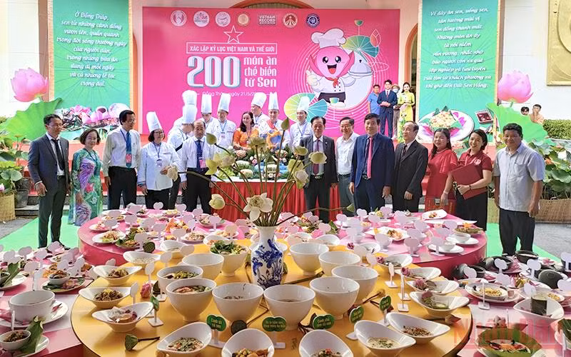 Đại biểu xem trình bày 200 món ăn từ sen.