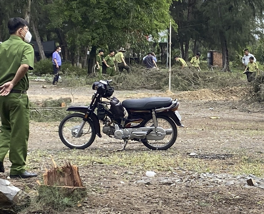 Lực lượng chức năng phối hợp xử lý vụ việc. Ảnh: LL