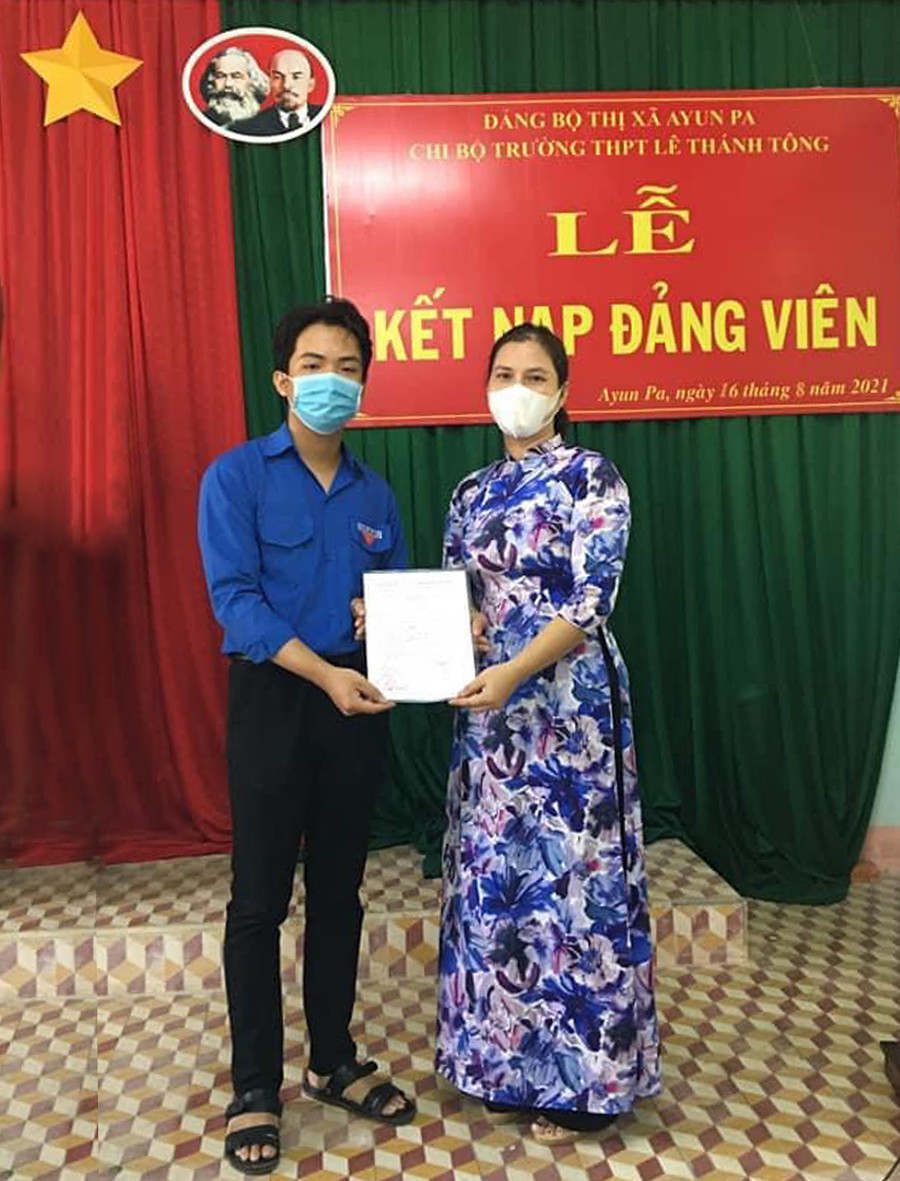  Chi bộ Trường THPT Lê Thánh Tông (thị xã Ayun Pa) trao quyết định kết nạp đảng viên. Ảnh: Vũ Chi