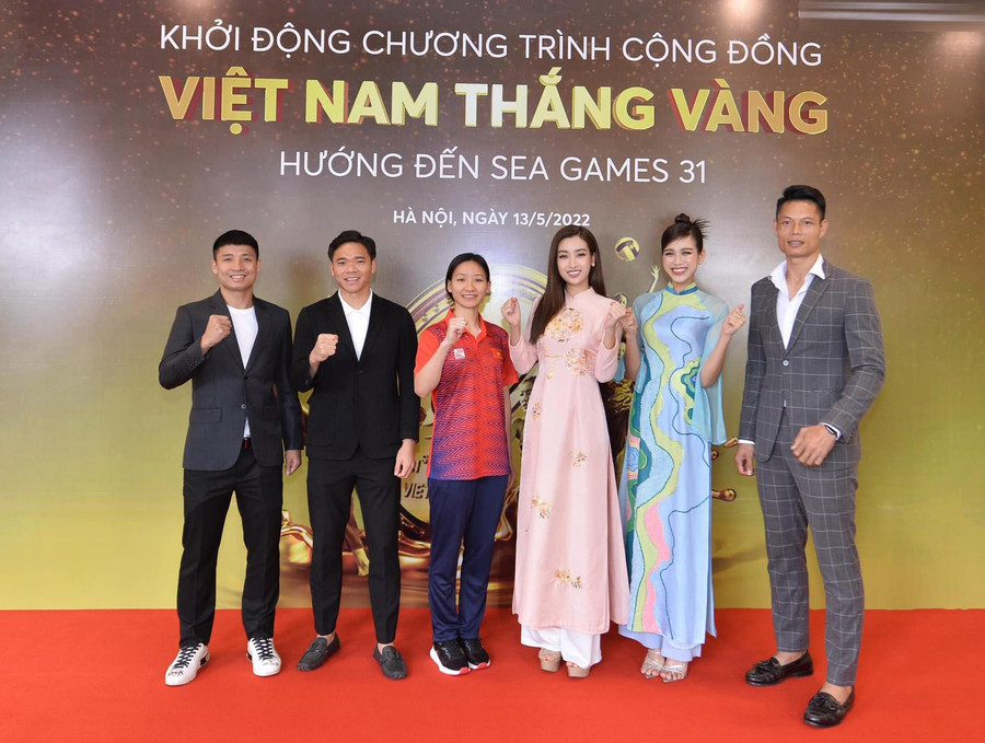 Hai nàng hậu hào hứng cổ vũ, khích lệ tinh thần các vận động viên tham gia SEA Games 31 tại sự kiện.