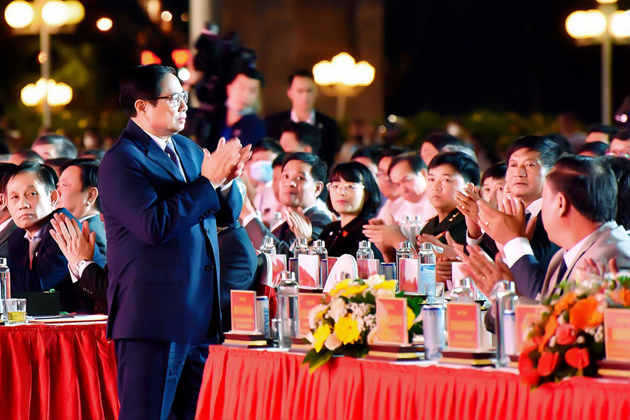 Thủ tướng Chính phủ Phạm Minh Chính tham dự lễ kỷ niệm 90 năm ngày thành lập tỉnh, công bố và đón nhận bằng di sản thiên nhiên, di tích lịch sử văn hóa tiêu biểu của tỉnh tại Quảng trường Đại Đoàn Kết (TP. Pleiku) vào tối 21-5. Ảnh: Đức Thụy