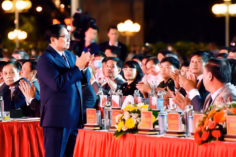 Thủ tướng Chính phủ Phạm Minh Chính tham dự lễ kỷ niệm 90 năm ngày thành lập tỉnh, công bố và đón nhận bằng di sản thiên nhiên, di tích lịch sử văn hóa tiêu biểu của tỉnh tại Quảng trường Đại Đoàn Kết (TP. Pleiku) vào tối 21-5. Ảnh: Đức Thụy