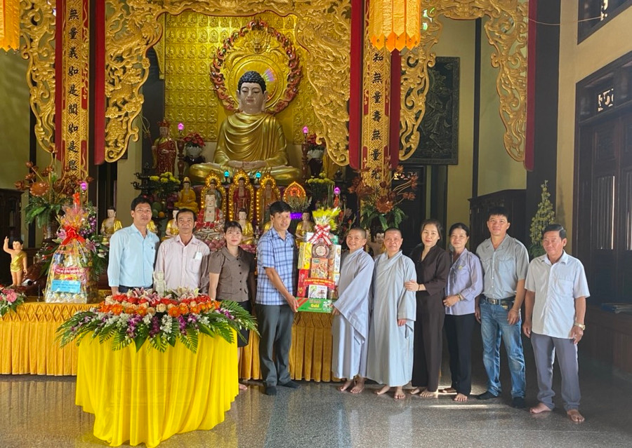 Đoàn công tác của Ủy ban MTTQ Việt Nam tỉnh thăm chùa Quảng Phước (xã Tân Bình, huyện Đak Đoa). Ảnh: Thanh Nhật Đoàn công tác của Ủy ban MTTQ Việt Nam tỉnh thăm...Ảnh: Thanh Nhật