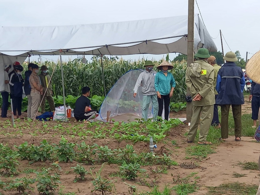 Hiện trường nơi lực lượng chức năng đưa thi thể 3 mẹ con nữ giáo viên lên bờ. Ảnh: CTV Hiện trường nơi lực lượng chức năng đưa thi thể 3 mẹ con nữ giáo viên lên bờ. Ảnh: CTV