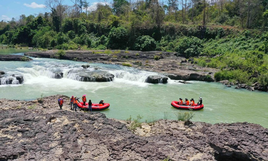 Du khách trải nghiệm chèo thuyền trên sông Sêrêpôk. Ảnh: Hoài Thu/TTXVN Du khách trải nghiệm chèo thuyền trên sông Sêrêpôk. Ảnh: Hoài Thu/TTXVN
