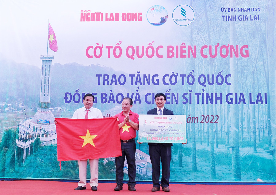 Đại diện Báo Người Lao Động trao bảng tượng trưng tặng 10 ngàn lá cờ Tổ quốc cho tỉnh Gia Lai. Ảnh: Minh Châu Đại diện Báo Người Lao Động trao bảng tượng trưng 10 ngàn lá cờ Tổ quốc cho tỉnh Gia Lai. Ảnh: Minh Châu