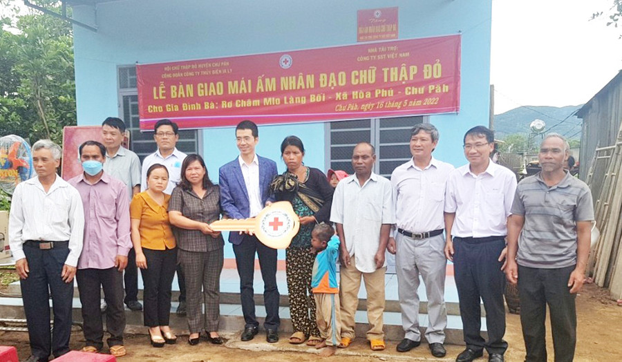 Bàn giao nhà nhân đạo cho gia đình bà Rơ Châm Mlo, làng Bối, xã Hòa Phú. Ảnh: Đinh Yến