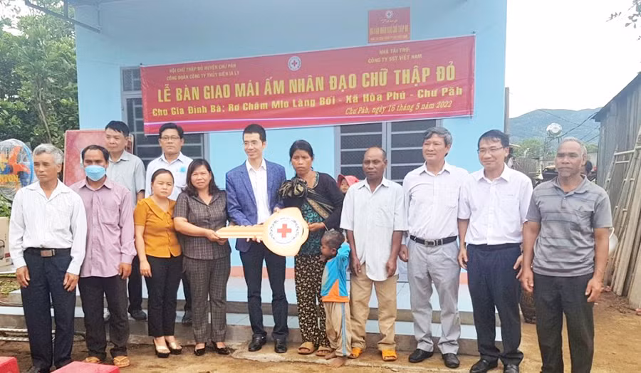 Bàn giao nhà nhân đạo cho gia đình bà Rơ Châm Mlo, làng Bối, xã Hòa Phú. Ảnh: Đinh Yến