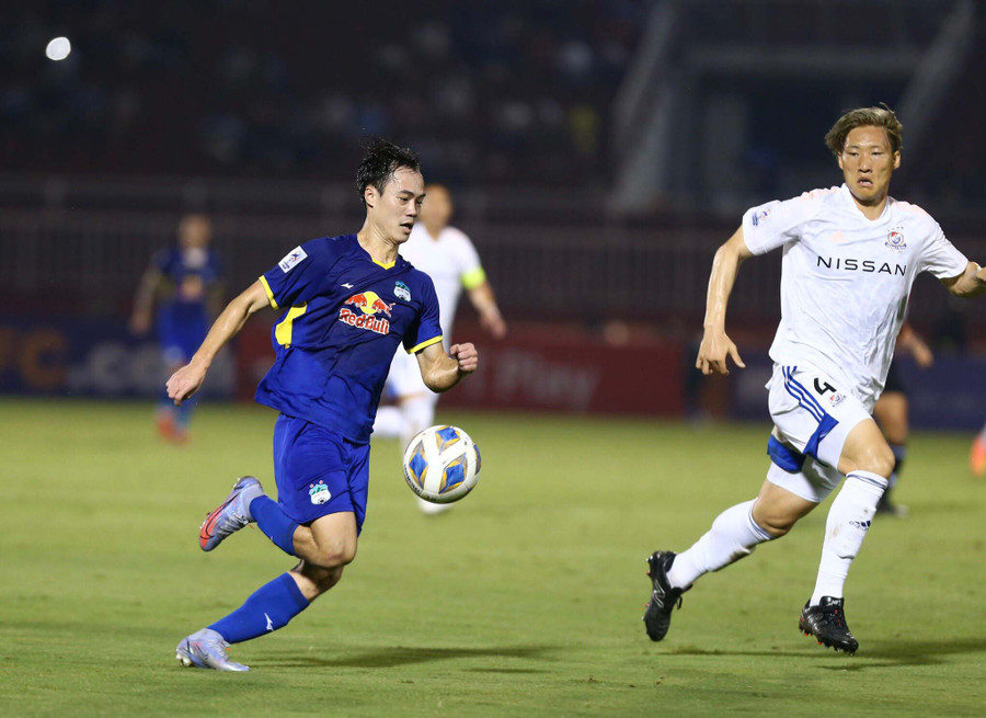 Văn Toàn (trái) đã tìm được niềm cảm hứng chơi bóng ở AFC Champions League. Ảnh: Quang Thịnh 