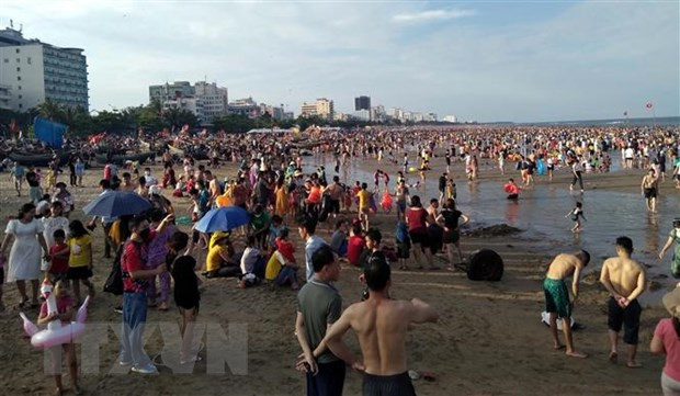 Bãi biển Thanh Hóa đông kín người. (Ảnh: Nguyễn Nam/TTXVN) Bãi biển Thanh Hóa đông kín người. (Ảnh: Nguyễn Nam/TTXVN)