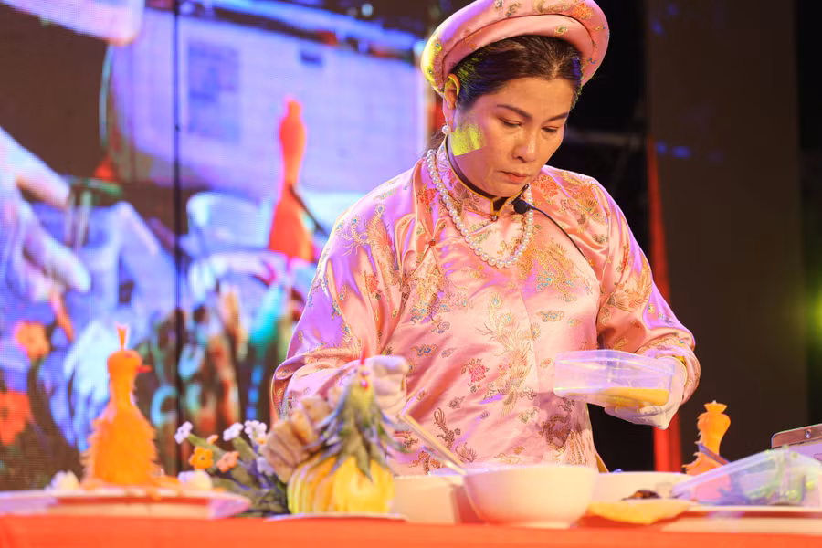 Nghệ nhân Ưu tú Phan Tôn Gia Hiền hướng dẫn làm món ăn ngự thiện. LÊ HOÀI NHÂN