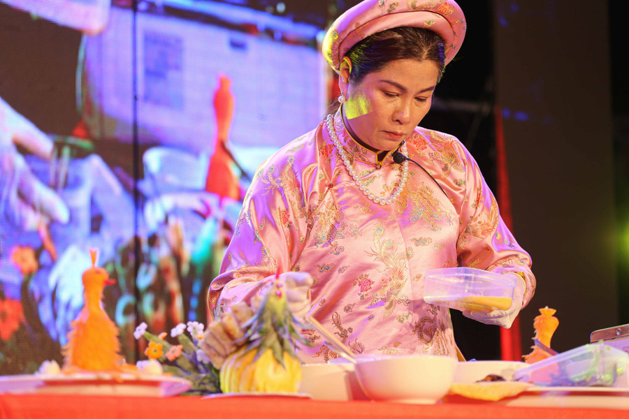 Nghệ nhân Ưu tú Phan Tôn Gia Hiền hướng dẫn làm món ăn ngự thiện. LÊ HOÀI NHÂN