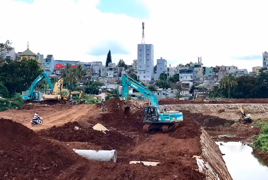 Dự án kè chống sạt lở suối Hội Phú (TP. Pleiku) trong giai đoạn đẩy nhanh tiến độ thi công năm 2020. Ảnh: Hà Duy