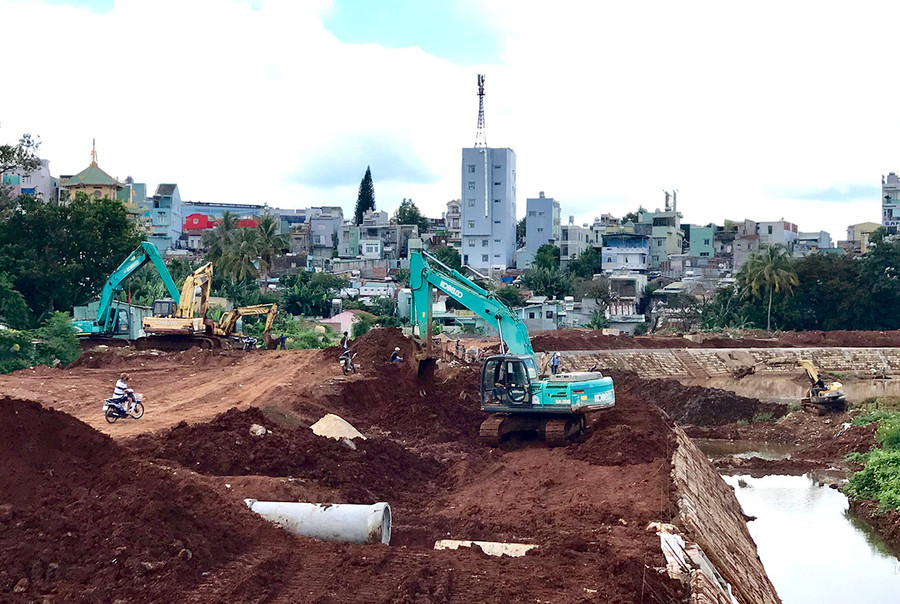 Dự án kè chống sạt lở suối Hội Phú (TP. Pleiku) trong giai đoạn đẩy nhanh tiến độ thi công năm 2020. Ảnh: Hà Duy