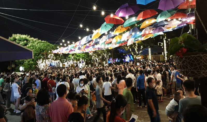 Đông đảo người dân đến với phố đi bộ Trịnh Công Sơn. Đông đảo người dân đến với phố đi bộ Trịnh Công Sơn.