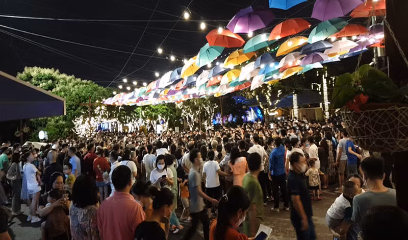 Đông đảo người dân đến với phố đi bộ Trịnh Công Sơn.