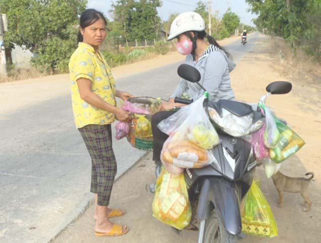Xe “hai sọt” bán thực phẩm dạo ở buôn làng vùng xa. Ảnh: Vũ Chi