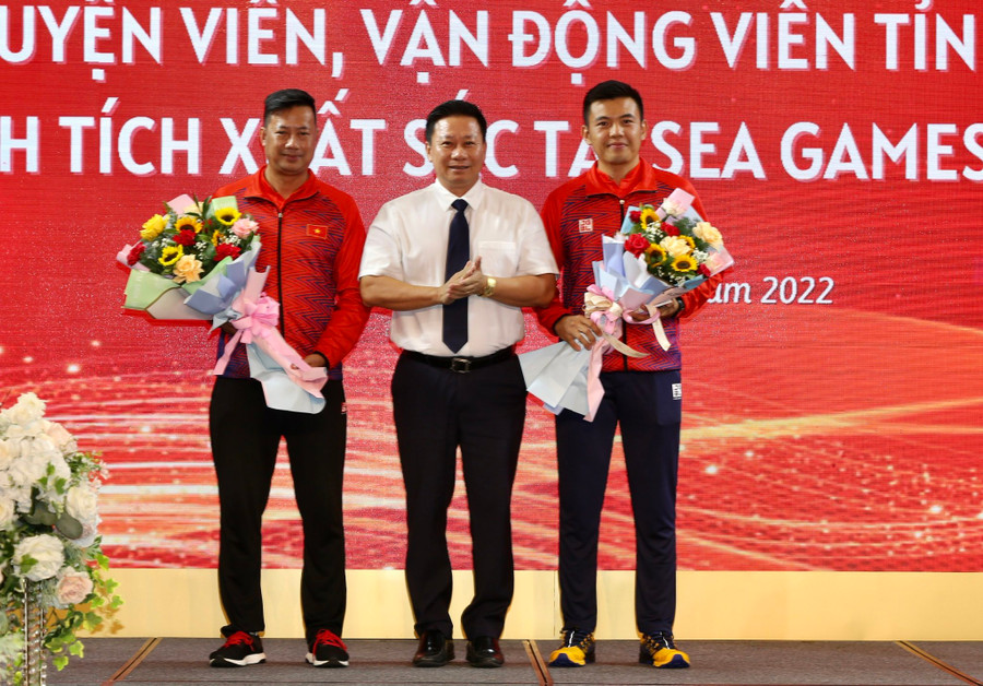 Lý Hoàng Nam (phải) được tuyên dương, khen thưởng lớn nhờ thành tích bảo vệ HCV SEA Games 31. Ảnh: Dư Hải