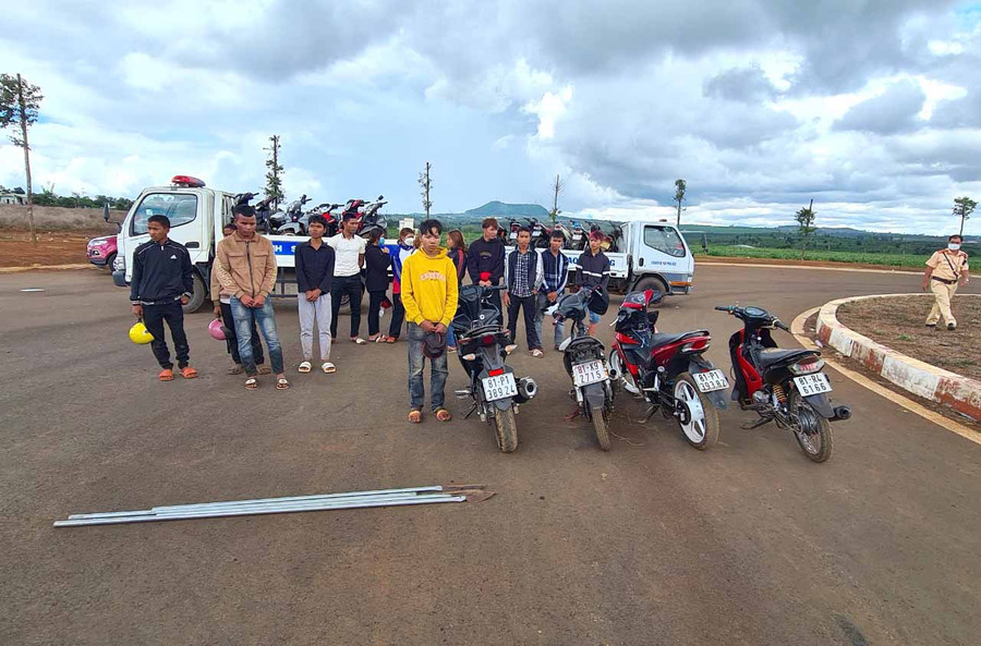 Các đối tượng gây náo loạn tại khu Công nghiệp phía Nam Gia Lai bị Công an Chư Sê bắt giữ. Ảnh: Lê Anh