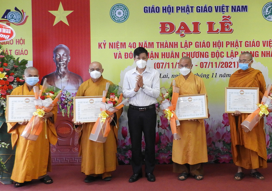 Phó Chủ tịch Ủy ban MTTQ Việt Nam tỉnh Đinh Ngọc Hải trao bằng khen cho các chức sắc tiêu biểu trong Ban Trị sự Giáo hội Phật giáo Việt Nam tỉnh. Ảnh: Thanh Nhật  Phó Chủ tịch Ủy ban MTTQ Việt Nam tỉnh Đinh Ngọc Hải trao bằng khen cho các chức sắc tiêu biểu trong Ban Trị sự Giáo hội Phật giáo Việt Nam tỉnh. Ảnh: Thanh Nhật